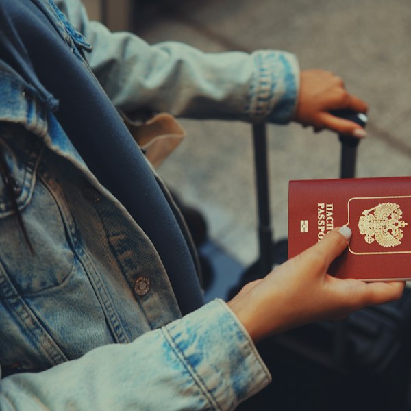 Viajante com passaporte e mala