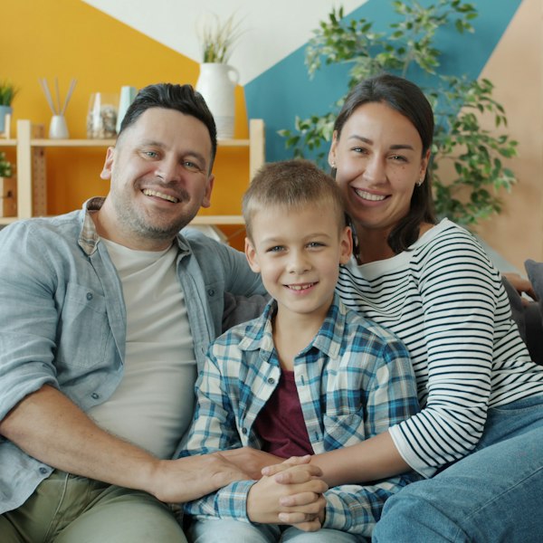 Família sorrindo no sofá