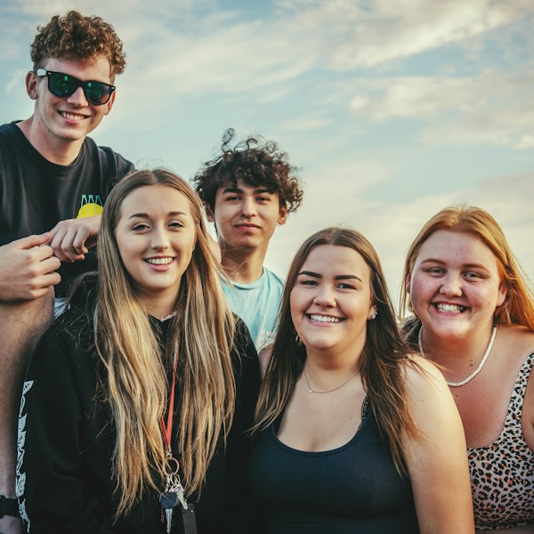 Grupo de adolescentes sorrindo